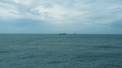 Luftaufnahme-Containerschiff-Ozean-Drohne-Fliegt-über-Atlantik-Transportschiff-Offenes-Meer