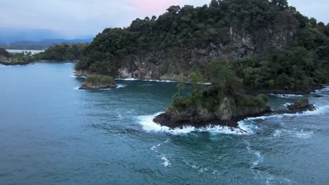 The-steep-and-rocky-coastline-of-western-Costa-Rica-during-sunset