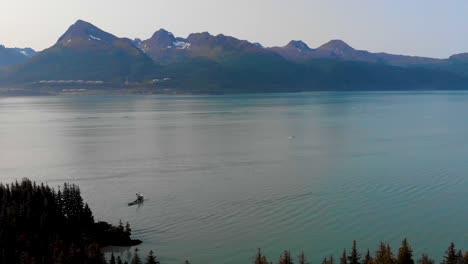 4K-Drohnenvideo-Von-Einem-Fischerboot-In-Der-Nähe-Des-Homestead-Trail-In-Valdez-Ak-Während-Eines-Sonnigen-Sommertages