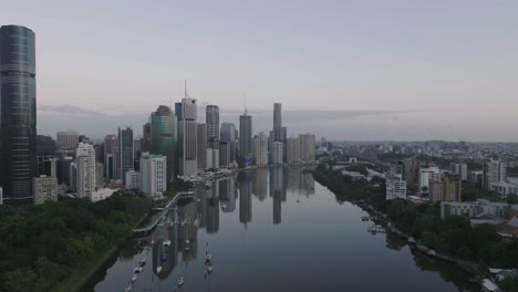 Filmdrohne-In-Richtung-Brisbane-City-Bei-Sonnenaufgang