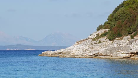 Costa-Escarpada-Con-Océano-Azul-En-Paralia-Emplisi,-Isla-De-Cefalonia,-Grecia