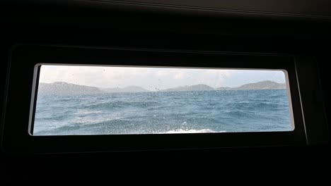 Blick-Aus-Dem-Fenster-Einer-50-Fuß-Langen-Einrumpf-Segelyacht-Auf-Den-Britischen-Jungferninseln