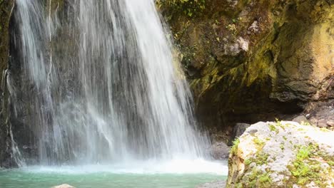 Versteckter-Wasserfall-Im-Regenwald-Mittelamerikas