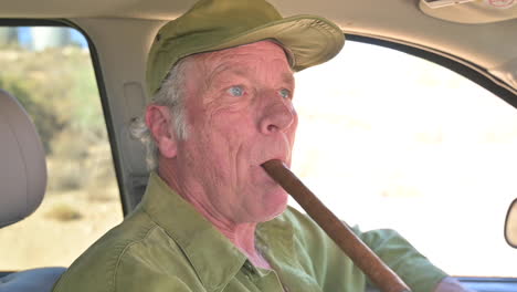 Closeup-Retrato-Anciano-Fumando-Cigarro-Enorme-Dentro-Del-Coche-Mientras-Conduce