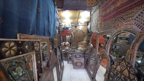 Authentischer-Traditioneller-Handgefertigter-Marokkanischer-Berberteppich,-Teppich,-Spiegel-Und-Schmuckladen