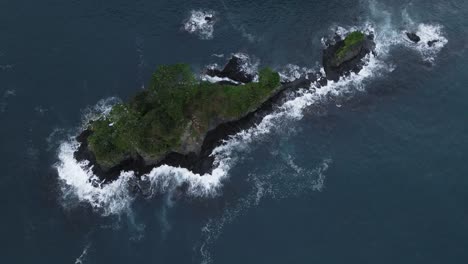 4k-aerial-footage-of-the-coast-near-Quepos,-Costa-Rica-during-sunset