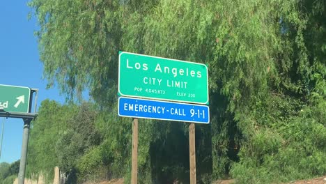 Los-Angeles-Stadtgrenzen-Schild-Mit-Bevölkerung