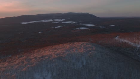 Vista-De-Las-Montañas-Del-Bosque-De-Invierno-Durante-La-Hora-Dorada-En-El-Sur-De-Quebec,-Canadá