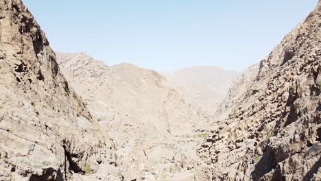 Filmische-Drohnenaufnahme-Von-Felsigen-Wüstenbergen-Im-Oman