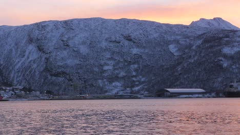 Polarnachtmorgenansicht-über-Dem-Polarkreis-Mit-Riesigem-Schneebedecktem-Fjord-Während-Der-Sonnenaufgangsatmosphäre-In-Nordnorwegen
