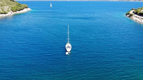 Luxury-Boat-Sailing-Near-The-Agia-Sofia-Beach-In-Erisos,-Greece