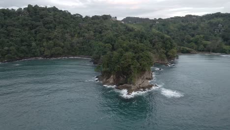 Drone-Orbitando-Alrededor-De-Una-Pequeña-Península-Tropical-En-La-Costa-Pacífica-De-Costa-Rica