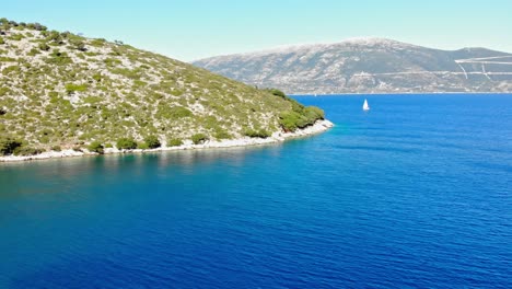 Ruhiges-Blaues-Wasser-Der-Ithaka-straße-Vom-Strand-Von-Agia-Sofia-In-Griechenland