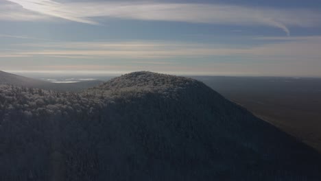 Schneebedeckter-Baumbedeckter-Berg-Bei-Sonnenaufgang-Im-Winter-Im-Südlichen-Quebec,-Kanada