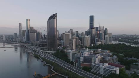 Filmdrohne,-Die-An-Der-Stadt-Brisbane-Vorbeifliegt-Und-In-Richtung-Southbank-Blickt---Sonnenaufgang