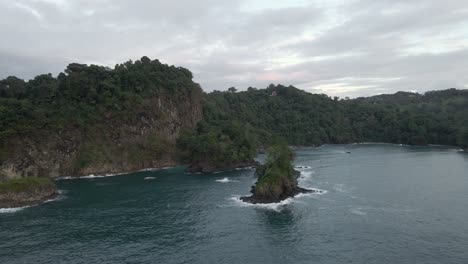 Drohne-Nähert-Sich-Der-Zerklüfteten-Küstenlinie-Von-Quepos-Costa-Rica