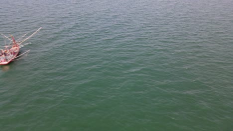 Nach-Links-Gleitende-Luftaufnahmen-Zeigen-Ein-Fischerboot-Mitten-Im-Ozean-In-Chonburi,-Thailand