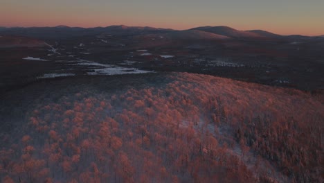 Vista-De-Las-Montañas-Del-Bosque-De-Invierno-Durante-La-Puesta-De-Sol-En-El-Sur-De-Quebec,-Canadá