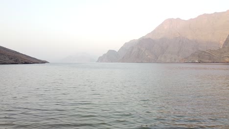 Drohnenclip-Der-Bucht-Im-Oman,-Die-Bei-Sonnenuntergang-Zum-Meer-Führt