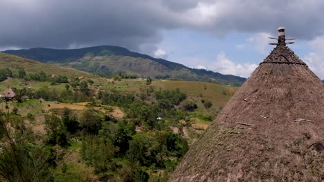 Traditionelles-Kulturelles-Timoresisches-Heiliges-Strohdachhaus-Mit-Panoramablick-Auf-Die-Bergige-Ländliche-Landschaft-In-Timor-Leste,-Südostasien