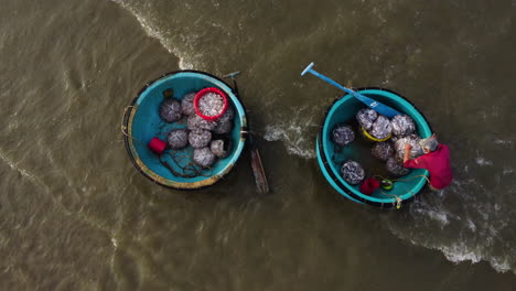 Fang-Am-Frühen-Morgen-In-Vietnamesischen-Traditionellen-Runden-Coracle-Booten