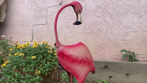 Flamingo-Gartendekoration-Mit-Blumen