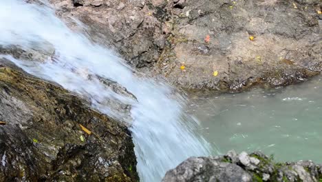 Wasserfall-Im-Dschungel-Von-Costa-Rica-Mit-Kaltem-Türkisfarbenem-Wasser-Im-Becken-Darunter