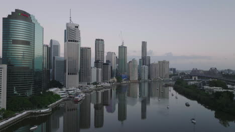 Filmische-Drohne,-Die-Bei-Sonnenaufgang-In-Richtung-Brisbane-Fliegt
