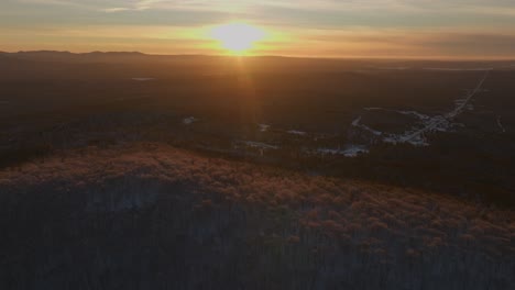 Goldener-Sonnenuntergang-über-Den-Winterwaldbergen-Im-Südlichen-Quebec,-Kanada