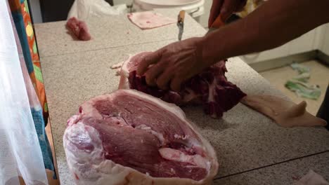 Carnicero-Cortando-Carne-De-Cerdo-Fresca-En-El-Matadero