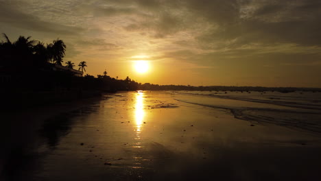 Atemberaubende-Morgendämmerung-Am-Vietnamesischen-Strand