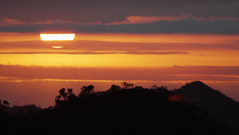 Sonnenaufgang-In-Der-Bergregion-Von-Rio-De-Janeiro
