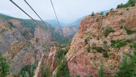 Regentropfen-Fallen,-Als-Eine-Frau-Als-Touristin-An-Sieben-Wasserfällen-In-Colorado-Springs-Ziplining-Genießt