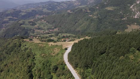 Luftaufnahme-Des-Einsamen-Straßenweges-Im-Kieferngrünen-Wald-In-Tara-National-In-Serbien-Berglandschaft