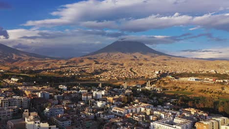 Arequipa-Paisaje-Urbano-Y-Volcán-Avanzando-Drone