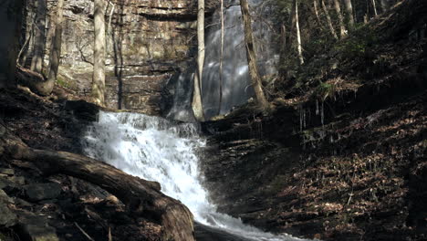 Blick-Auf-Einen-Ruhigen-Bach-An-Kaskadierenden-Wasserfällen-Im-Wald,-4k