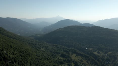 Luftpanorama-Der-Südlichen-Chilenischen-Berge-Mit-Dem-Vulkan-Villarrica-Im-Hintergrund-An-Einem-Sonnigen-Tag---Drohnenaufnahme