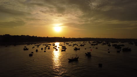 Silhouette-Von-Fischerbooten-Im-Meer-Im-Morgengrauen,-Vietnam