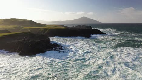Filmische-Drohne-Drehende-Aufnahme-Der-Meereswellen-Gegen-Die-Küste-An-Den-Weißen-Klippen-Von-Ashleam,-Irland