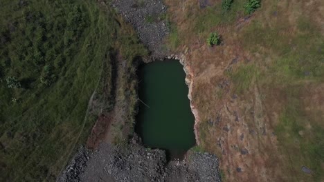 Luftaufnahme:-Nachhaltige-Waldplantage-In-Einem-Tal-Mit-Künstlichen-Seen-Zur-Bewässerung-Der-Pflanzen-In-Indien