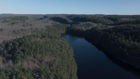 Río-Tranquilo-Rodeado-De-Frondosos-árboles-Durante-El-Invierno-En-Quebec,-Canadá