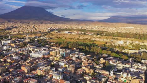 Paisaje-Urbano-De-Arequipa-Y-Mishki-Durante-El-Dron-Al-Atardecer