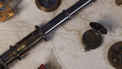 Ein-Antikes-Messingteleskop-Mit-Sonnenuhr-Und-Kompass-Mit-Vintage-Weltkarte-Zum-Planen-Von-Abenteuern-Auf-Einem-Tisch