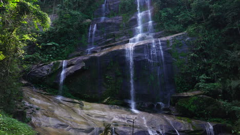 Wasserfall-Mitten-Im-Atlantischen-Wald
