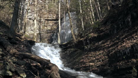 Statische-Aufnahme-Von-Kaskadierenden-Wasserfällen,-Die-Durch-Einen-Bach-Im-Wald-Fließen,-4k