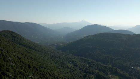 Dolly-Aus-Den-Bergen-Im-Süden-Chiles-An-Einem-Sonnigen-Tag-Mit-Dem-Vulkan-Villarrica-Im-Hintergrund---Drohnenaufnahme
