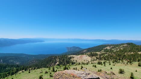 Vista-Panorámica-Del-Lago-Tahoe,-El-Bosque-Y-Las-Montañas-Durante-Una-Caminata-En-Estados-Unidos