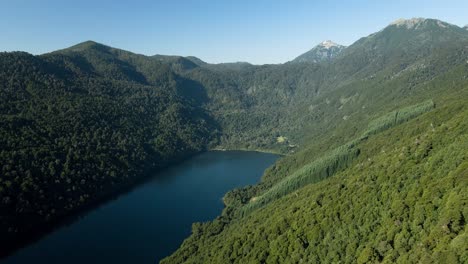 Überflug-Am-Tinquilco-See-Im-Huequehue-Nationalpark-Mit-Einem-Mischwald-Bei-Sonnenuntergang---Drohnenaufnahme