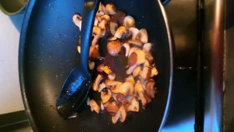Sizzling-Sliced-Mushrooms-In-Frying-Pan.-Vertical-Video
