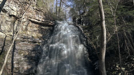 Herunterschwenken-Zu-Einem-Großen-Wasserfall-In-Einem-Friedlichen-Appalachenwald,-4k